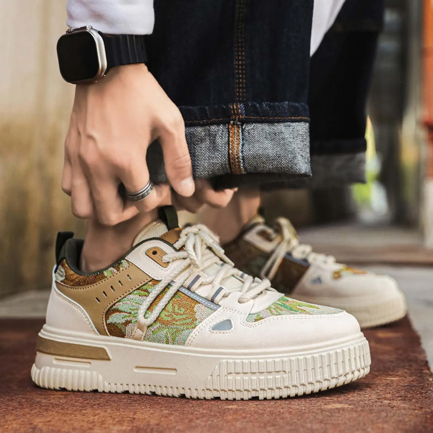 Mens and Womens Tie Up Low Top Skateboard Shoes Anti Slip and Wear Resistant Rubber Soles Casual Sneakers Patterned Short Distance Running Shoes Breathable Thick Soled Walking Shoes