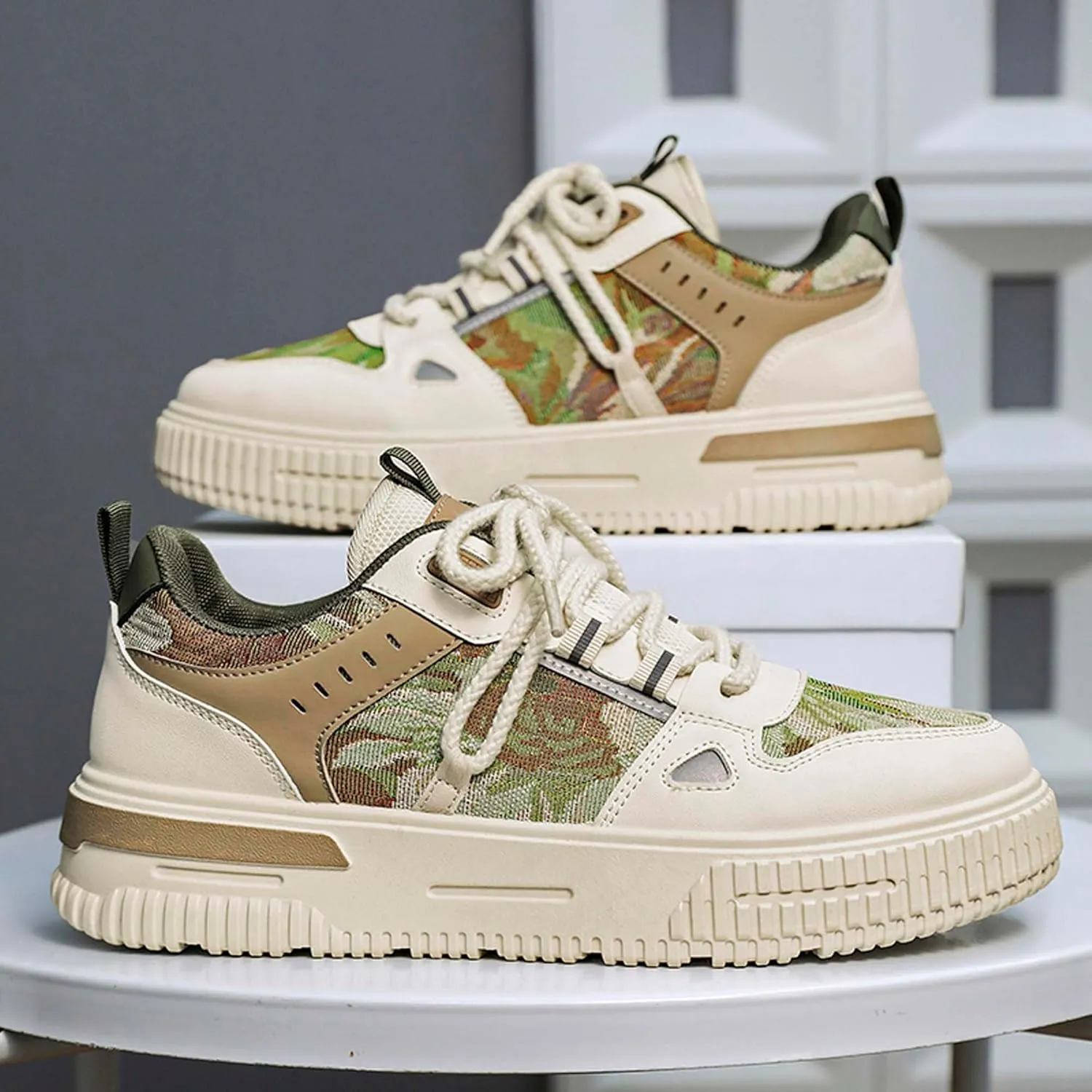 Mens and Womens Tie Up Low Top Skateboard Shoes Anti Slip and Wear Resistant Rubber Soles Casual Sneakers Patterned Short Distance Running Shoes Breathable Thick Soled Walking Shoes